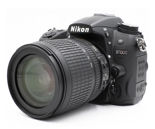 Câmera Nikon D7000 com Lente de 18-105mm Semi Nova